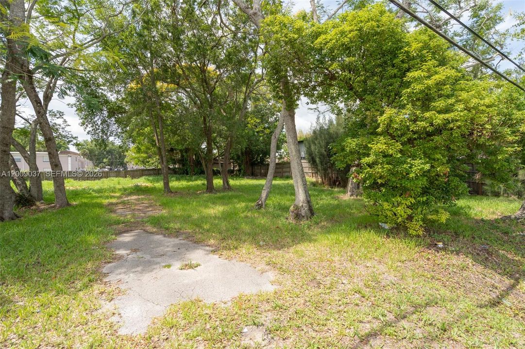 На продажу: $799,000 (0.97 acres)