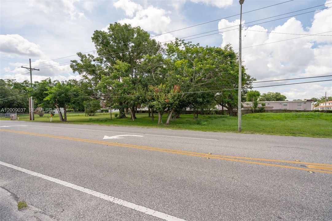 На продажу: $799,000 (0.97 acres)