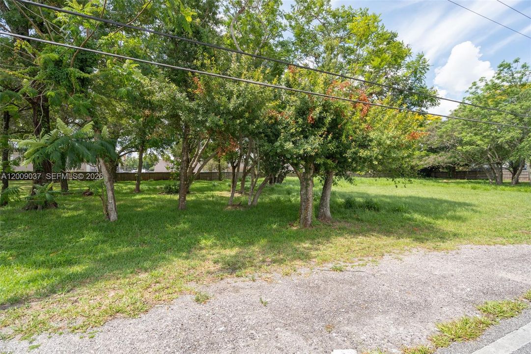 На продажу: $799,000 (0.97 acres)