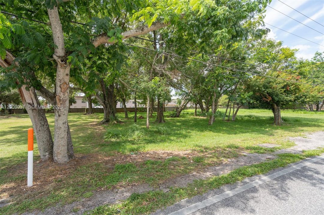 На продажу: $799,000 (0.97 acres)
