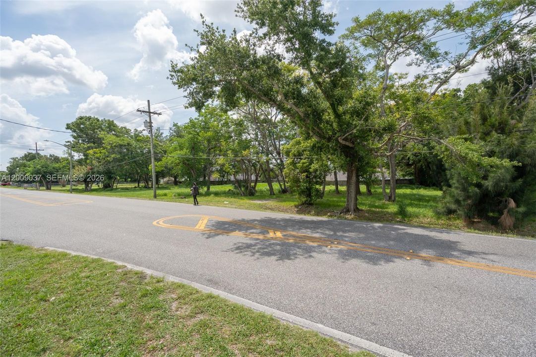 На продажу: $799,000 (0.97 acres)