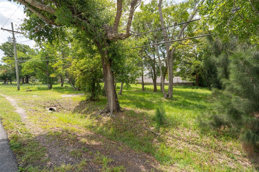 На продажу: $799,000 (0.97 acres)