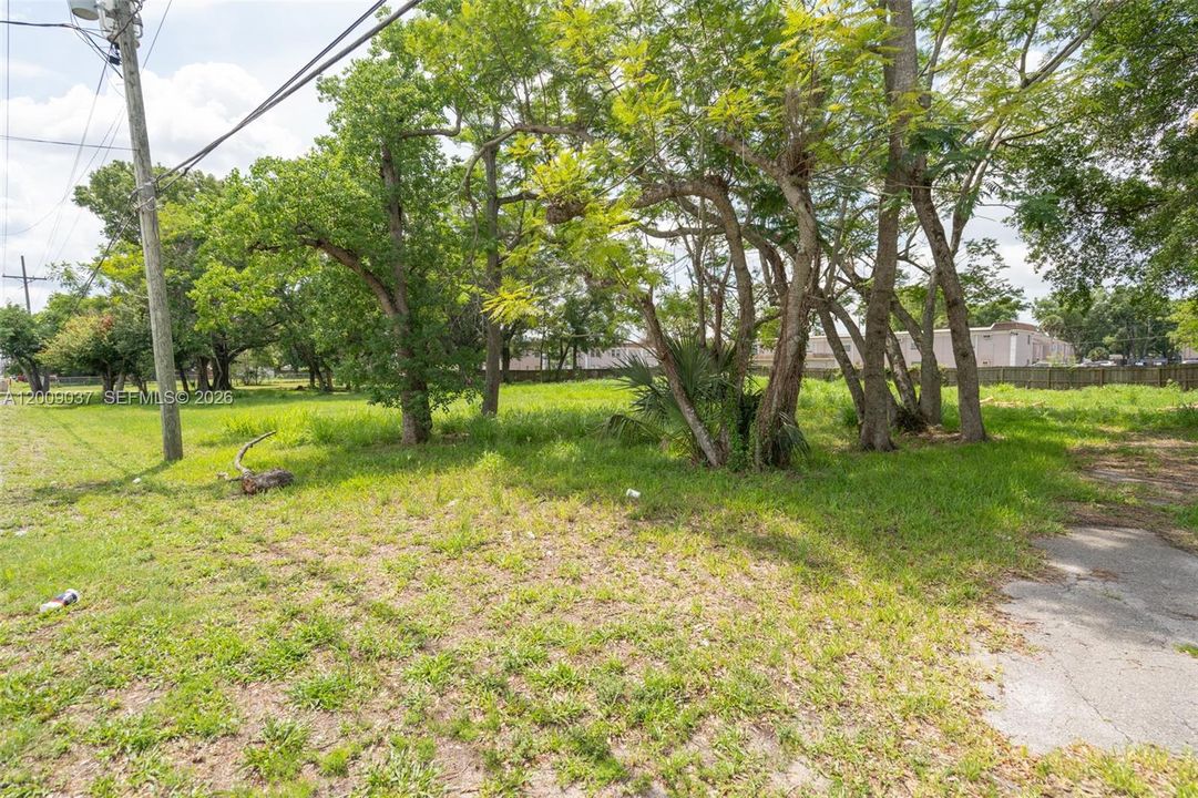 На продажу: $799,000 (0.97 acres)