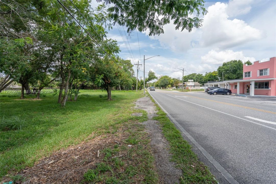 На продажу: $799,000 (0.97 acres)