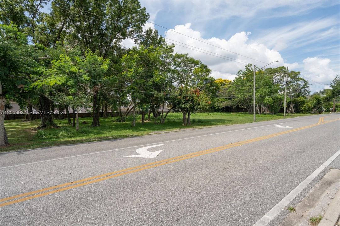 На продажу: $799,000 (0.97 acres)