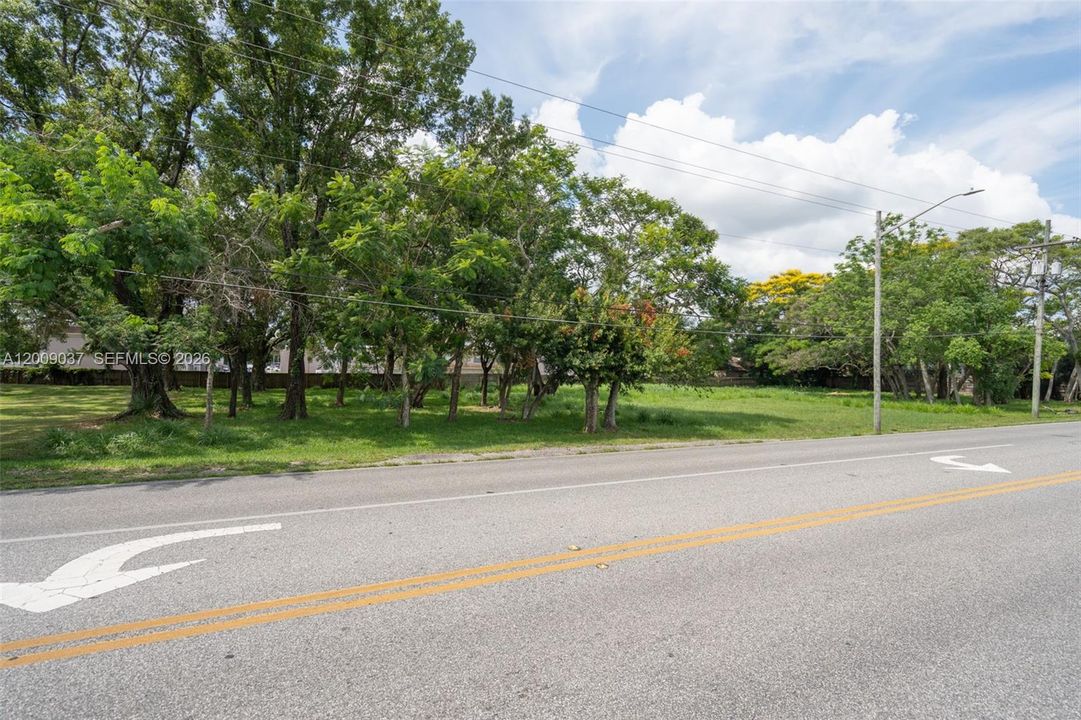 На продажу: $799,000 (0.97 acres)
