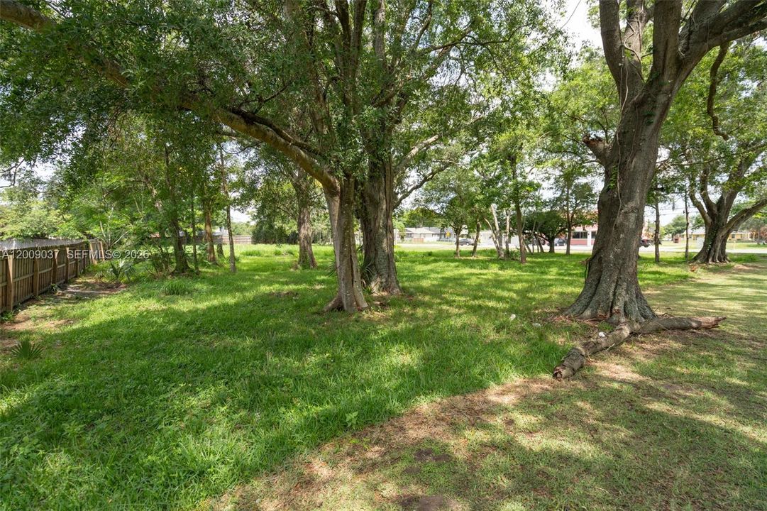 На продажу: $799,000 (0.97 acres)
