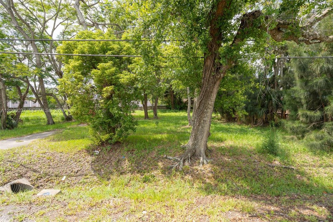 На продажу: $799,000 (0.97 acres)