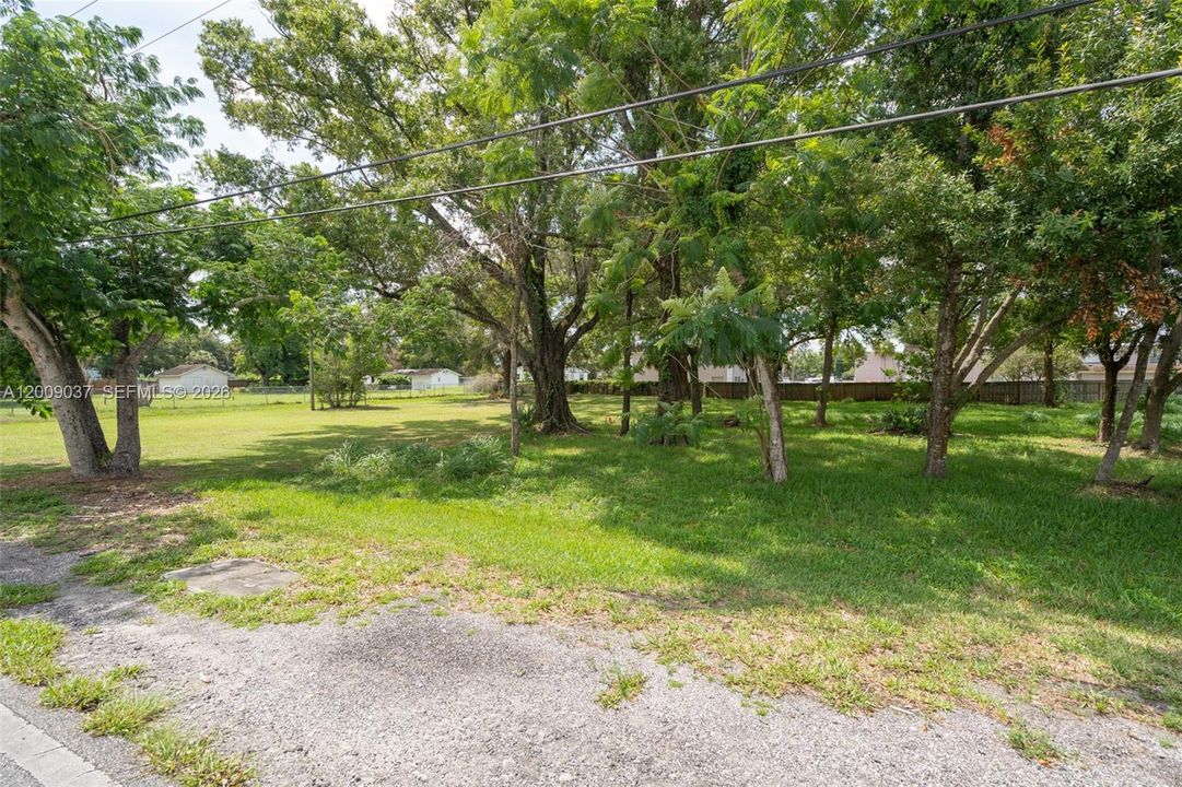 На продажу: $799,000 (0.97 acres)