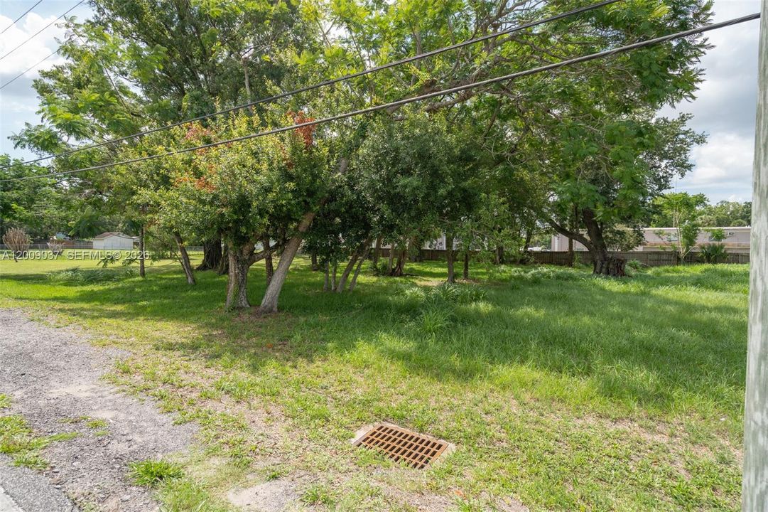 На продажу: $799,000 (0.97 acres)