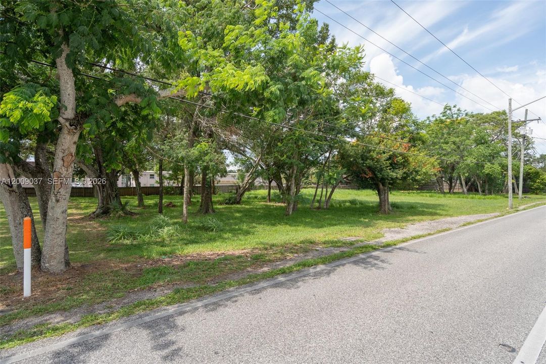 На продажу: $799,000 (0.97 acres)