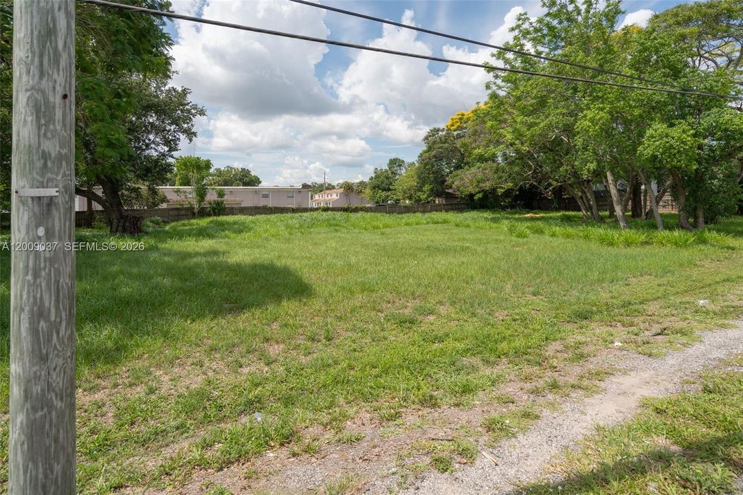 На продажу: $799,000 (0.97 acres)