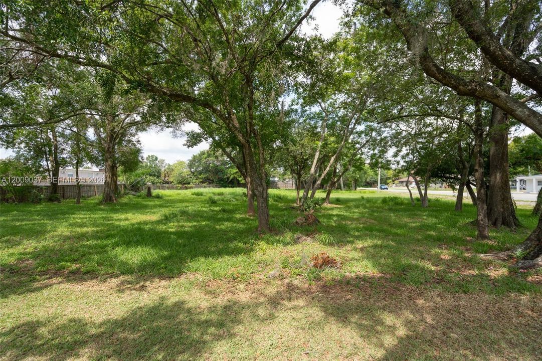 На продажу: $799,000 (0.97 acres)
