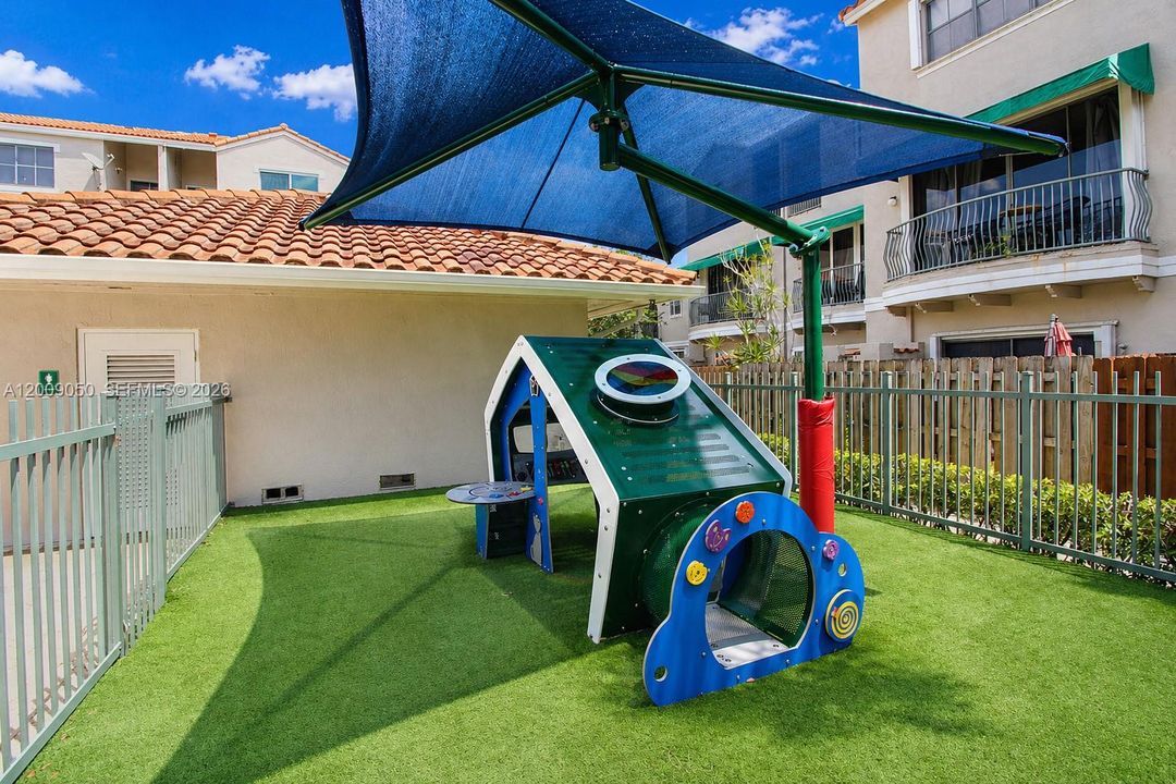 Activo con contrato: $474,900 (3 camas, 3 baños, 1848 Pies cuadrados)