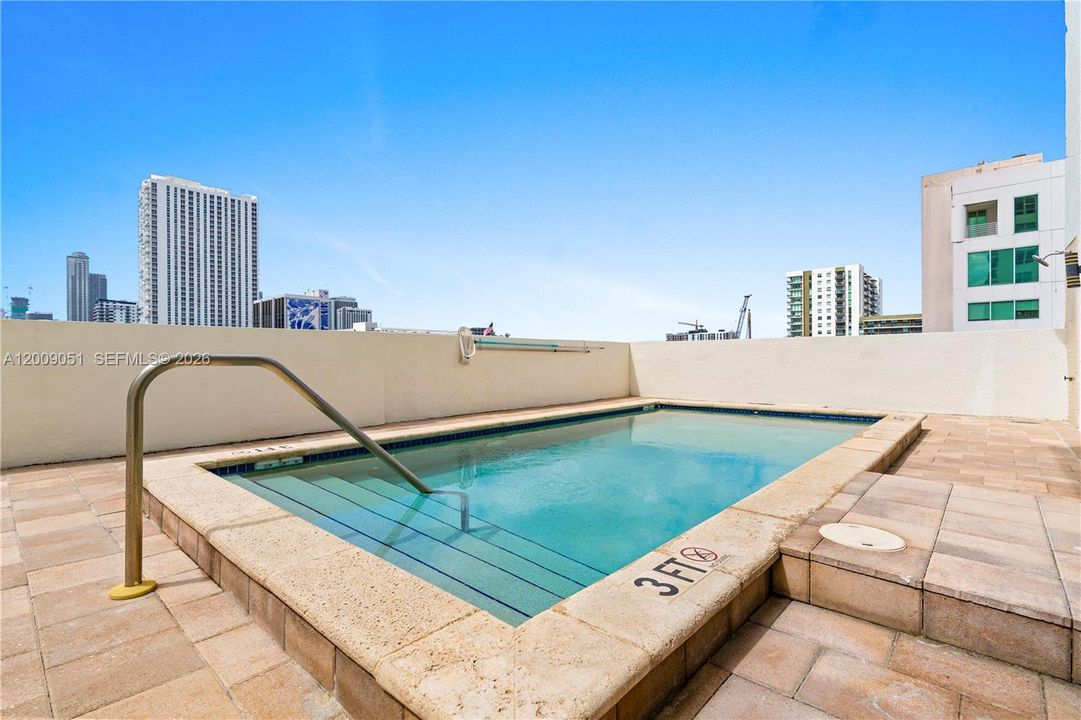 En Venta: $397,000 (0 camas, 1 baños, 775 Pies cuadrados)