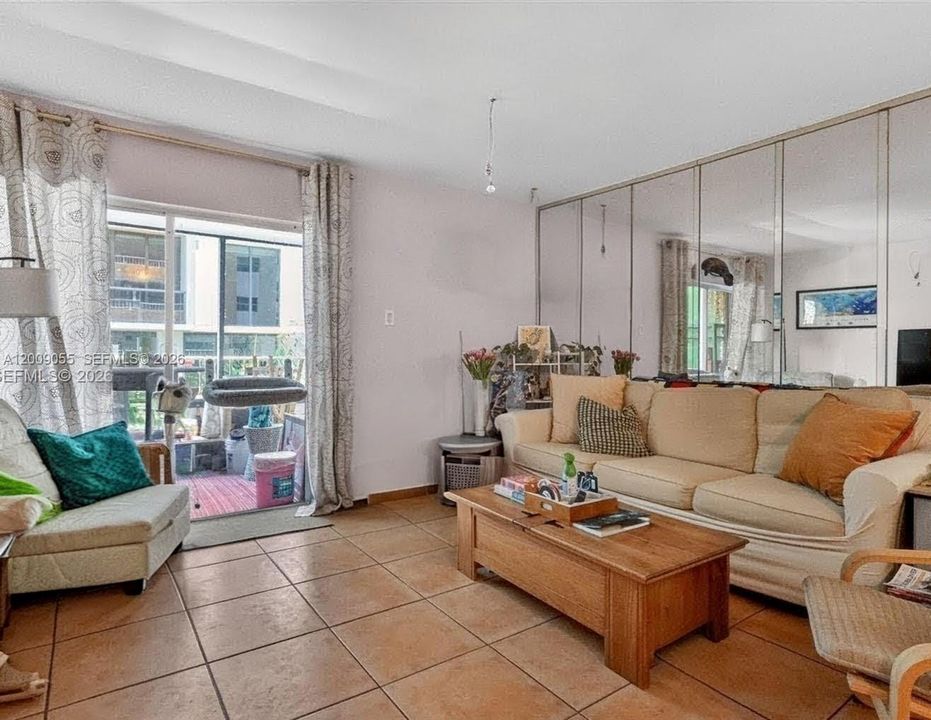 For Sale: $525,000 (2 beds, 2 baths, 715 Square Feet)