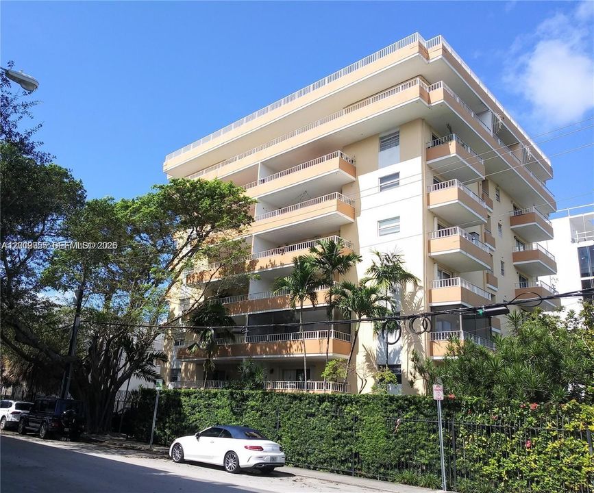 For Sale: $525,000 (2 beds, 2 baths, 715 Square Feet)