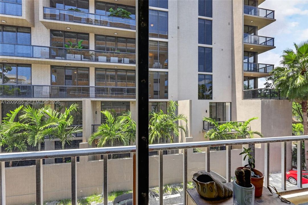 For Sale: $525,000 (2 beds, 2 baths, 715 Square Feet)