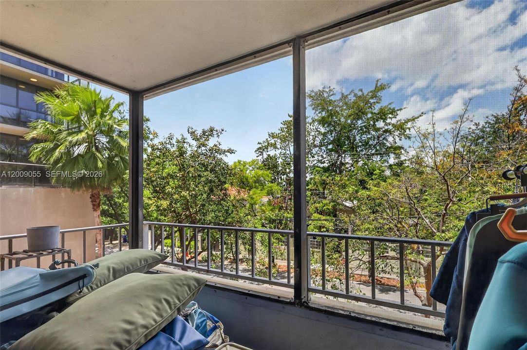 For Sale: $525,000 (2 beds, 2 baths, 715 Square Feet)