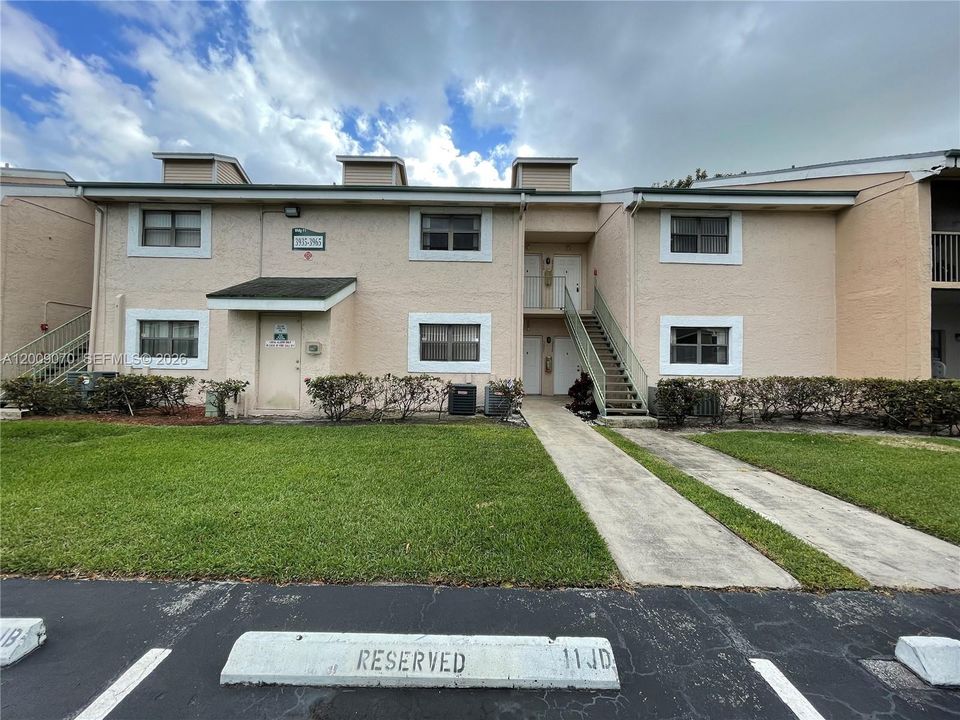Active With Contract: $1,650 (1 beds, 1 baths, 630 Square Feet)