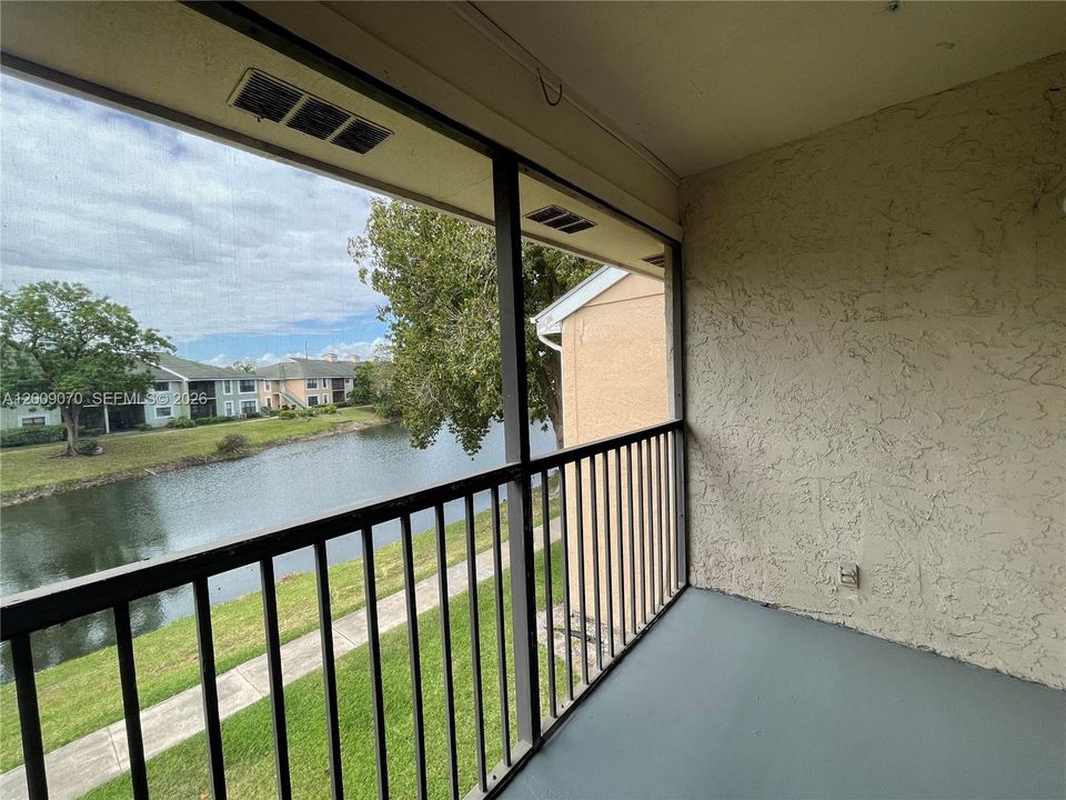 Active With Contract: $1,650 (1 beds, 1 baths, 630 Square Feet)