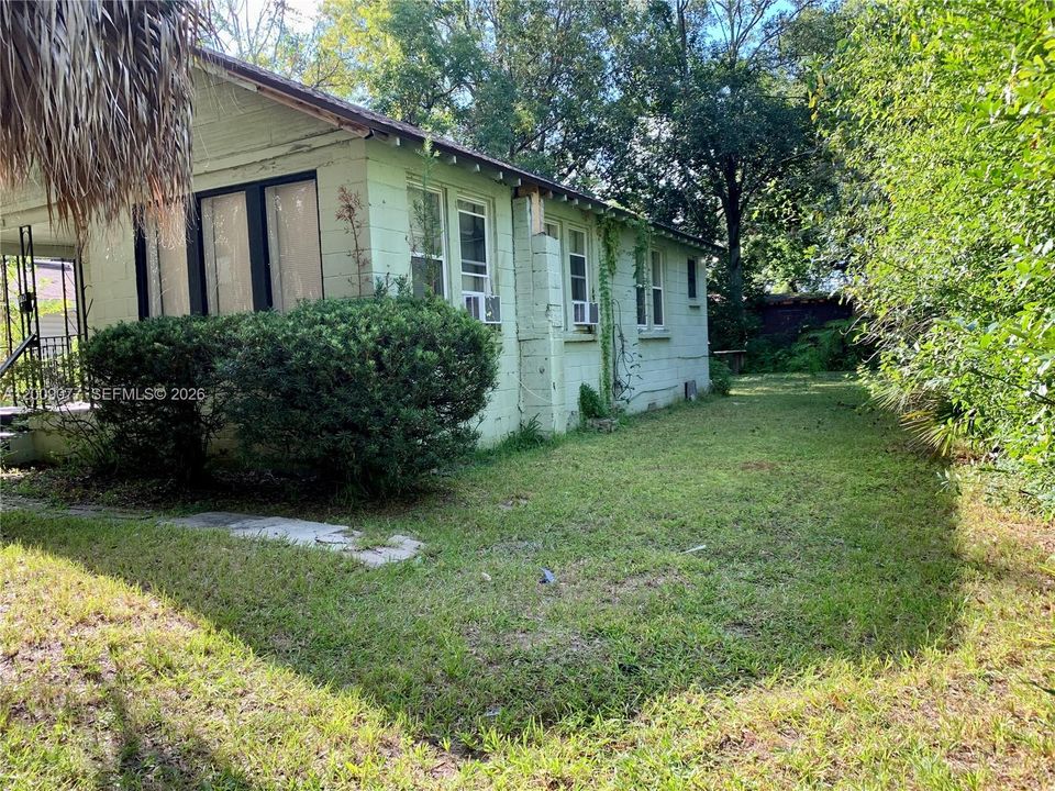 For Rent: $800 (2 beds, 1 baths, 939 Square Feet)