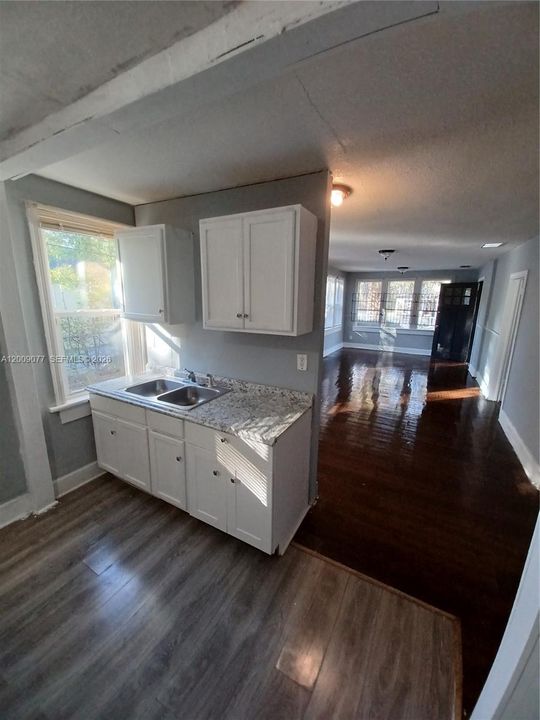 For Rent: $800 (2 beds, 1 baths, 939 Square Feet)