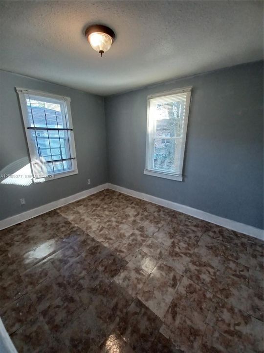For Rent: $800 (2 beds, 1 baths, 939 Square Feet)