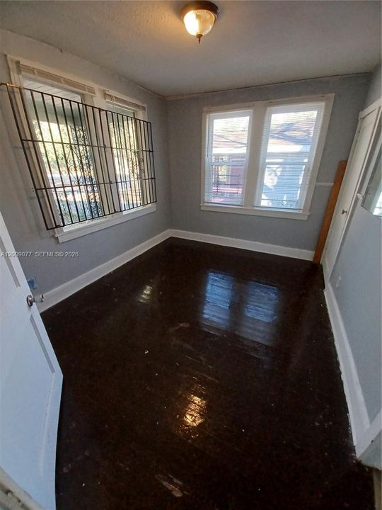 For Rent: $800 (2 beds, 1 baths, 939 Square Feet)