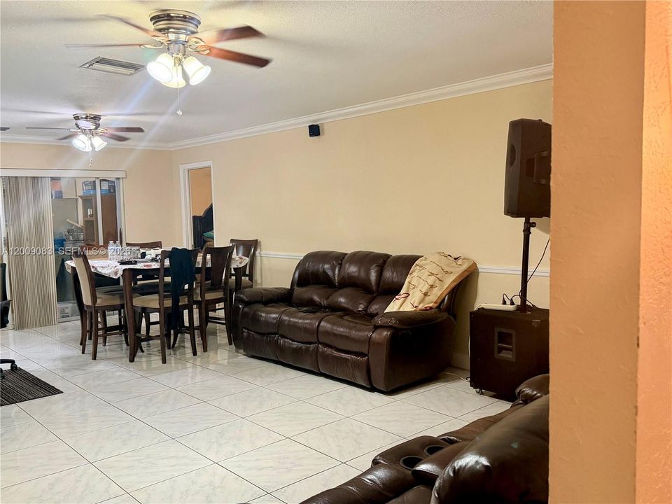 En Venta: $519,000 (3 camas, 3 baños, 1946 Pies cuadrados)