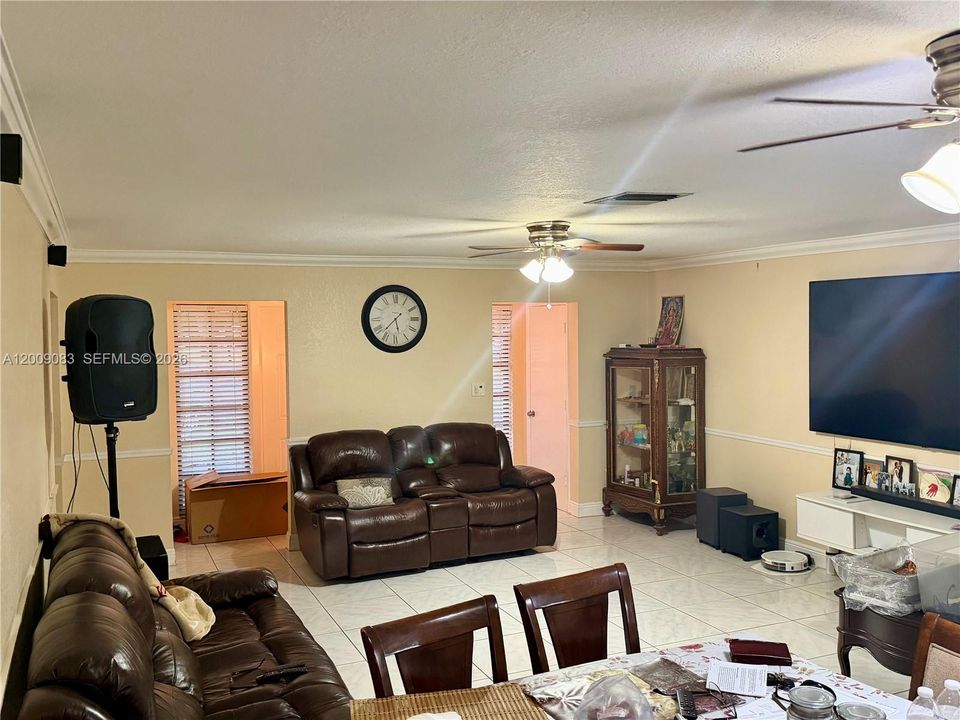 En Venta: $519,000 (3 camas, 3 baños, 1946 Pies cuadrados)