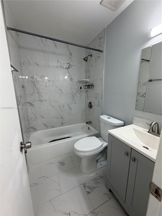 Activo con contrato: $3,000 (3 camas, 2 baños, 1560 Pies cuadrados)