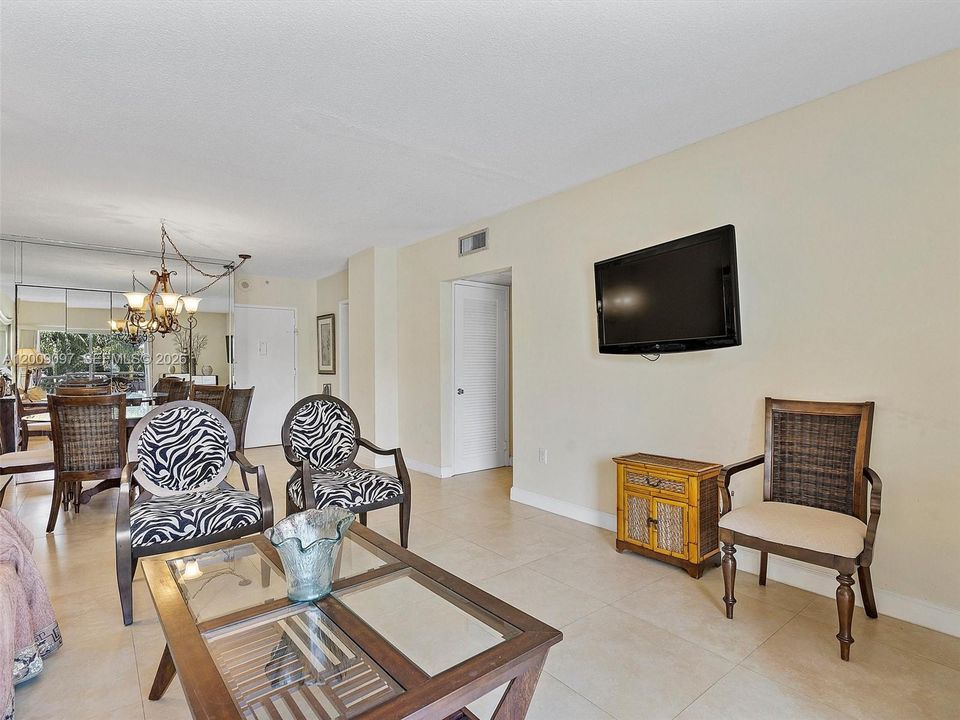 For Sale: $209,998 (1 beds, 1 baths, 720 Square Feet)