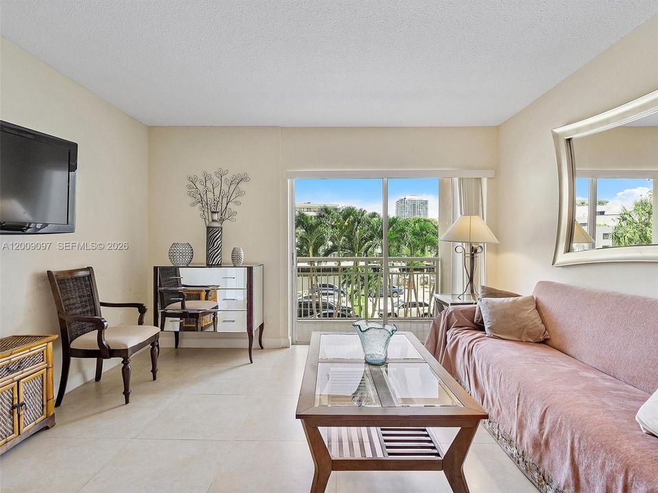 For Sale: $209,998 (1 beds, 1 baths, 720 Square Feet)