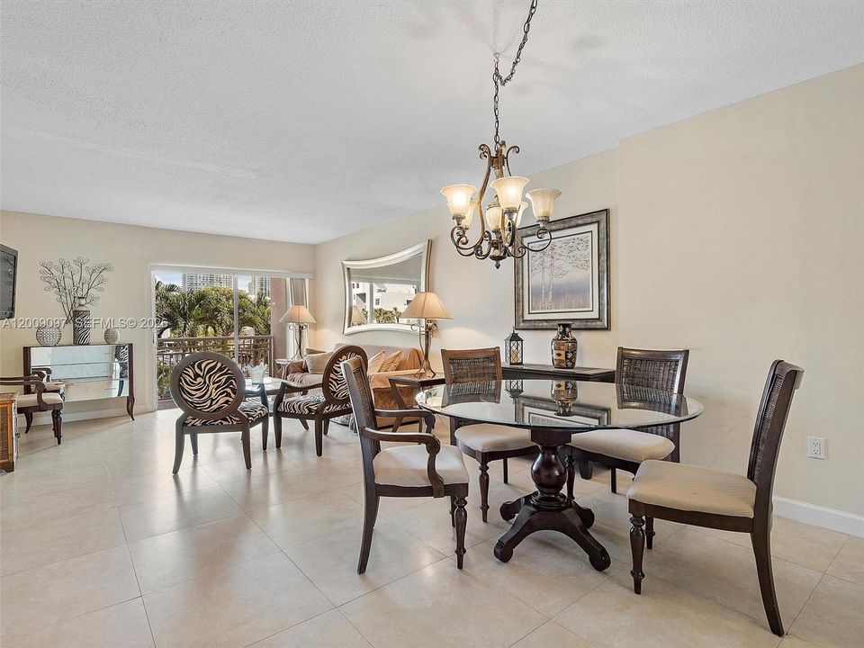 For Sale: $209,998 (1 beds, 1 baths, 720 Square Feet)