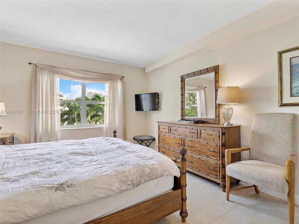 For Sale: $209,998 (1 beds, 1 baths, 720 Square Feet)