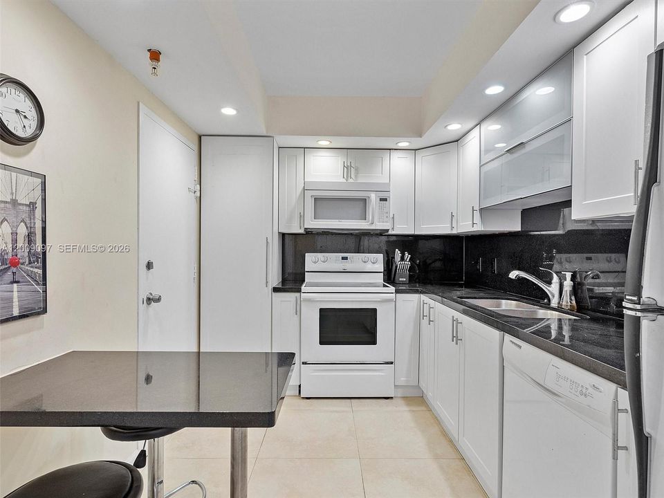For Sale: $209,998 (1 beds, 1 baths, 720 Square Feet)
