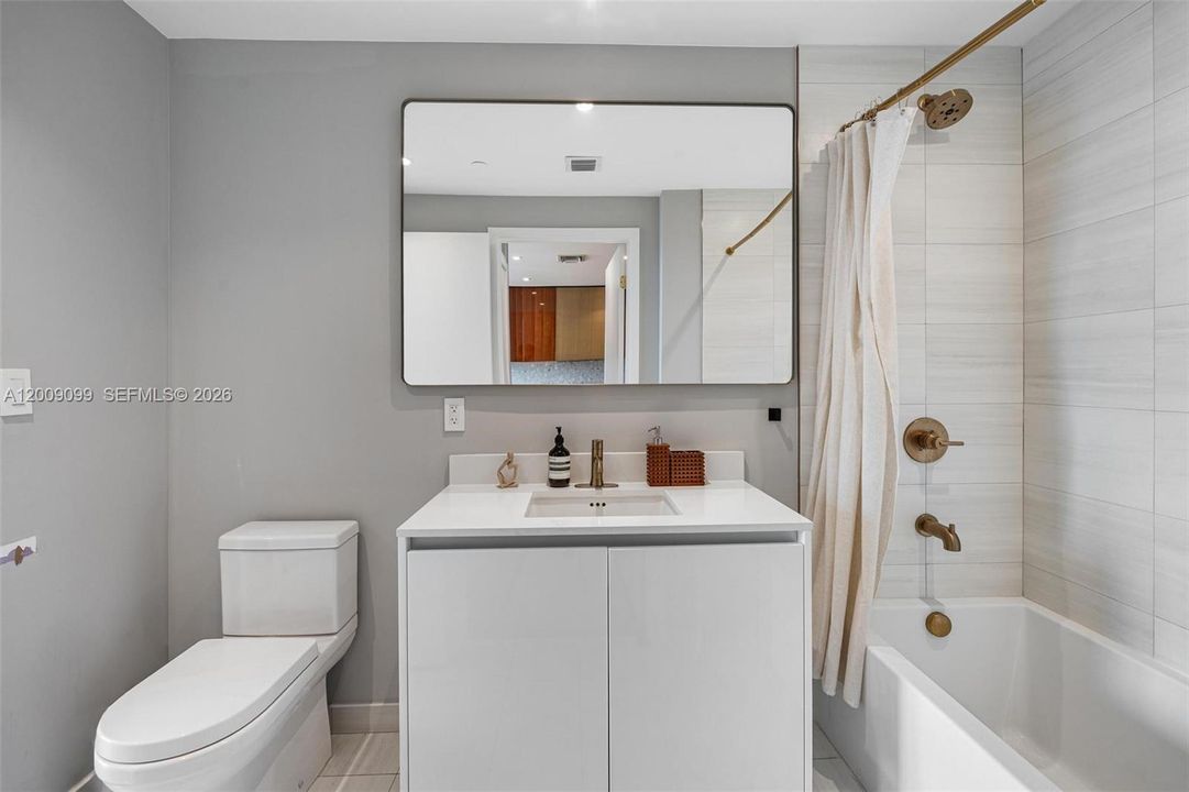 For Sale: $1,399,900 (2 beds, 2 baths, 976 Square Feet)