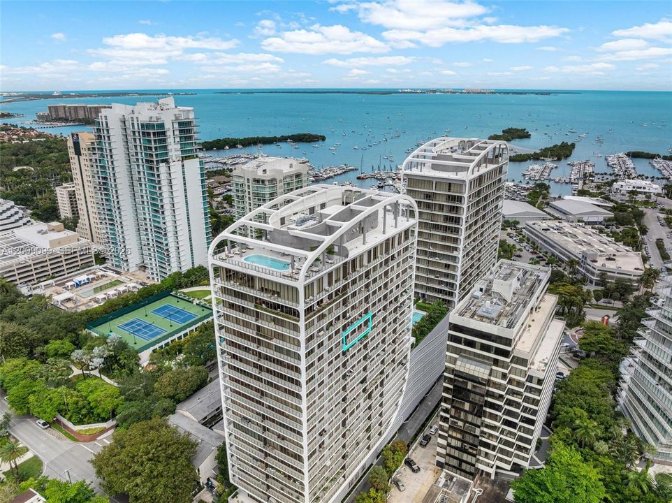 For Sale: $1,399,900 (2 beds, 2 baths, 976 Square Feet)
