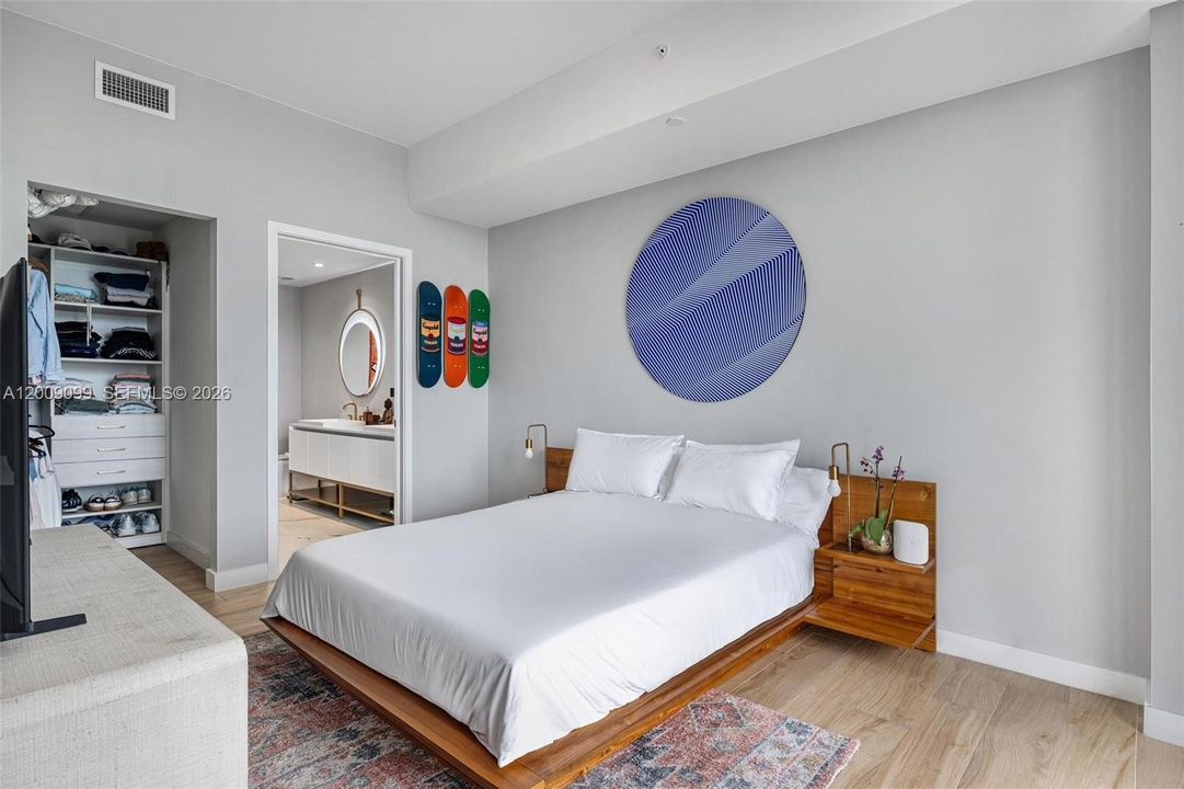 For Sale: $1,399,900 (2 beds, 2 baths, 976 Square Feet)