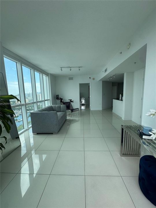 En Venta: $340,000 (2 camas, 2 baños, 857 Pies cuadrados)