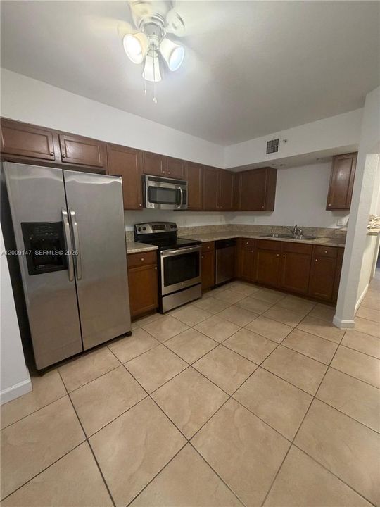 Active With Contract: $2,050 (2 beds, 2 baths, 809 Square Feet)