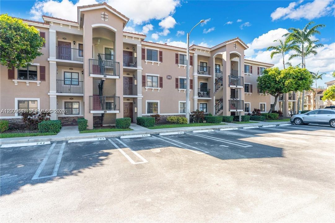 Active With Contract: $2,050 (2 beds, 2 baths, 809 Square Feet)