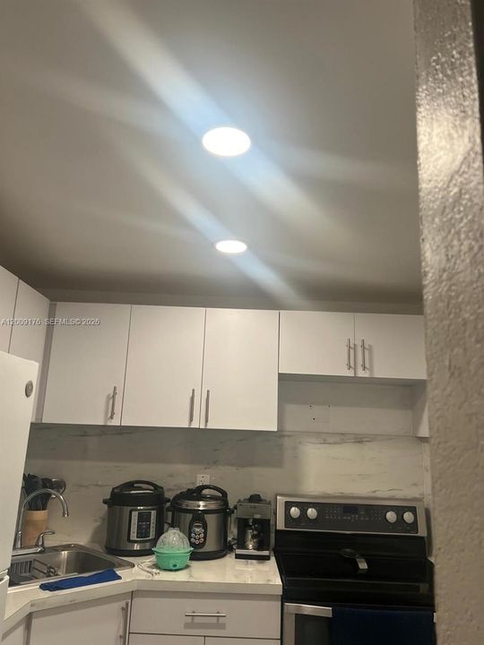 For Sale: $185,000 (1 beds, 1 baths, 605 Square Feet)