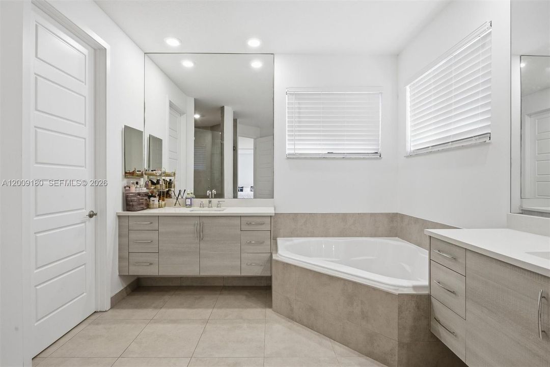En Venta: $1,090,000 (4 camas, 4 baños, 3056 Pies cuadrados)