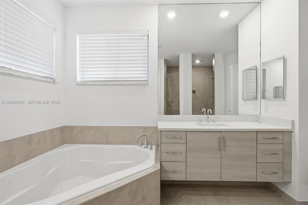En Venta: $1,090,000 (4 camas, 4 baños, 3056 Pies cuadrados)