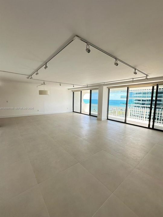 Activo con contrato: $8,500 (2 camas, 2 baños, 2060 Pies cuadrados)