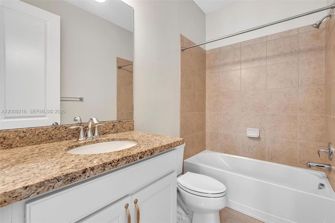 Activo con contrato: $3,950 (3 camas, 3 baños, 2078 Pies cuadrados)