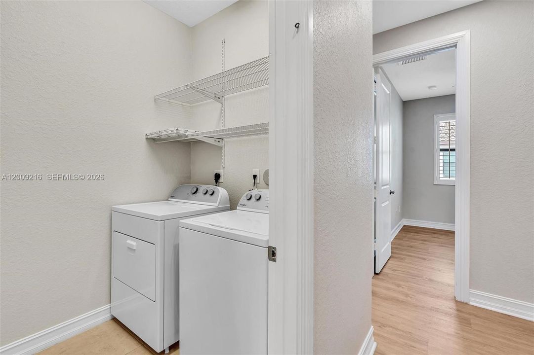 Activo con contrato: $3,950 (3 camas, 3 baños, 2078 Pies cuadrados)