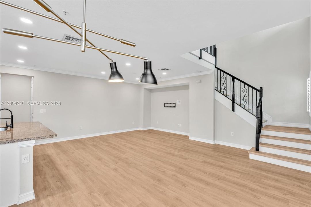 Activo con contrato: $3,950 (3 camas, 3 baños, 2078 Pies cuadrados)